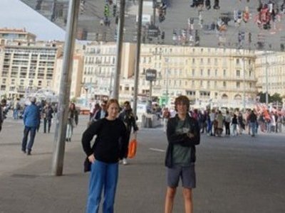 Zwei Kinder stehen auf einem Platz in einer Stadt in Frankreich