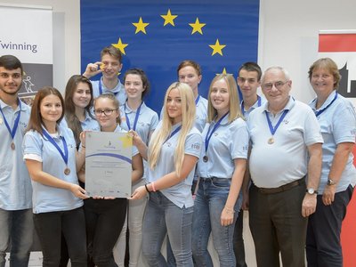 Elisabeth Hasiweder und Michael Huber-Kirchberger mit ihrer Schulklasse am Podest der eTwinning-Preisverleihung