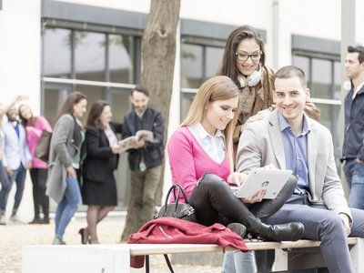 Studierende im Innenhof des Bfi Wien