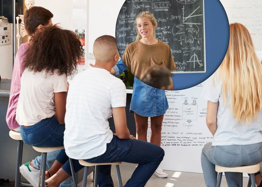 Eine Schülerin präsentiert vor ihren Kolleginnen und Kollegen im Klassenzimmer
