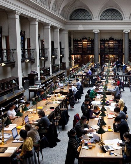 Ein voller Bibliotheksaal an der Uni Wien