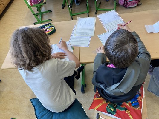 Zwei Schüler bei der Projektarbeit