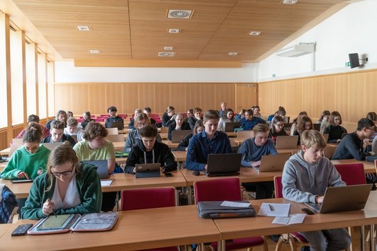 Schüler/innen in Hörsaal