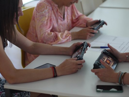 Schüler:innen mit digitalen Geräten