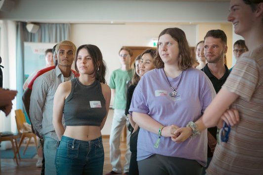 eine gruppe junger Menschen ist zu sehen 