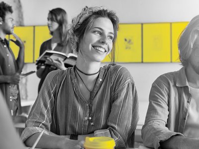 Eine Studentin und ein Student sitzen beim Lernen zusammen. 