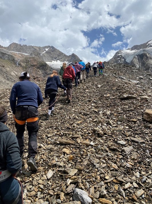 Schüler/innen auf dem Gletscher