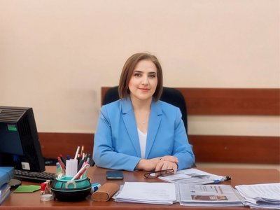 Photo of Liana Safaryan sitting at her desk