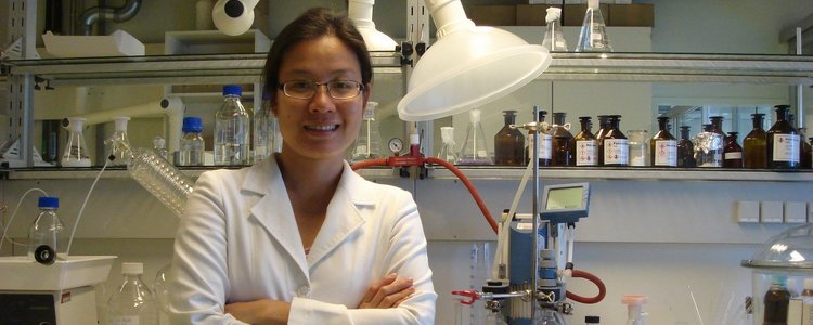 Tran Thi Van Anh in the laboratory