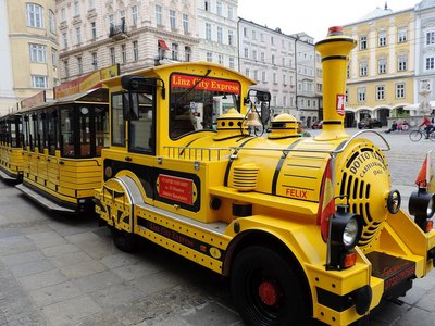 Zug-Fahrzeug für Touristen in Linz