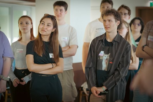 eine gruppe junger Menschen ist zu sehen 