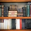 Bücherregal mit gestapelten Büchern