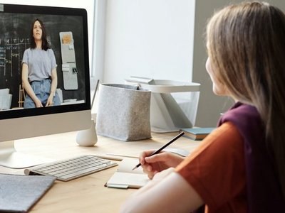 Mädchen sitzt vor einem Computer