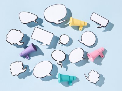 Megaphone und unterschiedliche Sprechblasen 