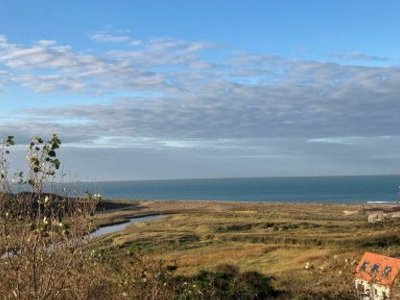 Landschaft mit Meeresausblick in Frankreich