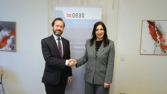 Zwei Menschen schütteln Hände