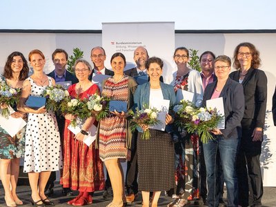 Gruppenfoto von den Preisträger/innen darunter Frauen und Männer