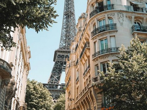 Der Eiffelturm am Ende einer Gasse im Sommer.