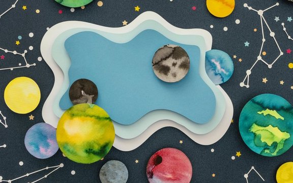 Planeten und Sternenbilder aus buntem Papier