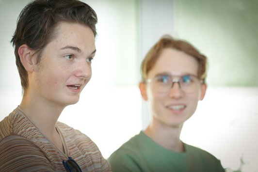 Zwei junge Frauen sind zu sehen 