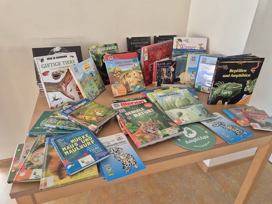 Büchertisch zum Thema Amphibien
