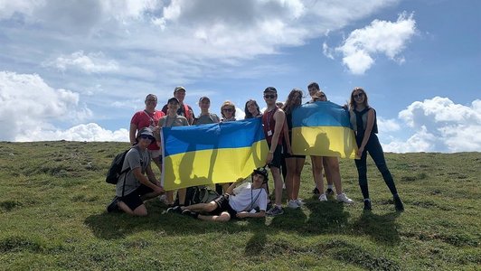 Gruppenfoto der ukrainischen Stipendiatinnen und Stipendiaten bei der Schneeberg-Wanderung. 