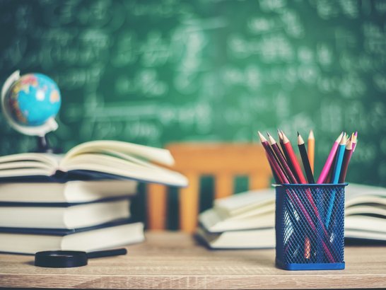 Bücher, Stifte und ein Globus