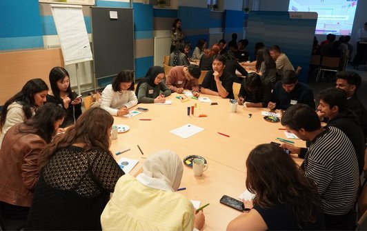 Scholarship holders "painting their studies"