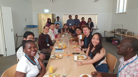 Gruppe beim Mittagessen