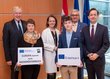 Gruppenfoto vor der Europafahne mit Landesrat Martin Eichtinger, Mojca Globočnik aus Slowenien (ESK-Freiwillige im PBZ Herzogenburg), Landesrätin Christiane Teschl-Hofmeister, Janik Nicolini (Erasmus+ Teilnehmer "eljub"), Gemeindebund-Präsident Alfred Riedl und OeAD-Geschäftsführer Jakob Calice