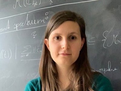 Noema Nicolussi in front of a school blackboard