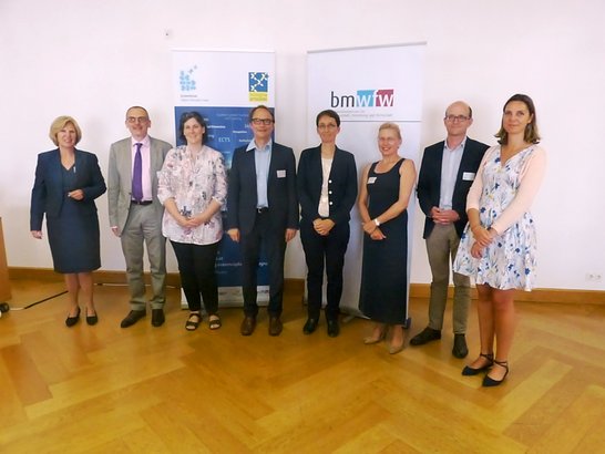 Teilnehmende am Dialog hochschulischer Lehre stehen nebeneinander vor zwei Rollups und blicken in die Kamera. Von links nach rechts: Gabriele Abermann, Michael Habersam, Ingrid Preusche, Martin Lehner, Elske Ammenwerth, Andrea Geisler, Alexander Kohler, Regina Aichner 