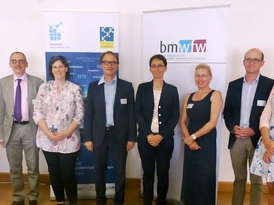 Teilnehmende am Dialog hochschulischer Lehre stehen nebeneinander vor zwei Rollups und blicken in die Kamera. Von links nach rechts: Gabriele Abermann, Michael Habersam, Ingrid Preusche, Martin Lehner, Elske Ammenwerth, Andrea Geisler, Alexander Kohler, Regina Aichner 