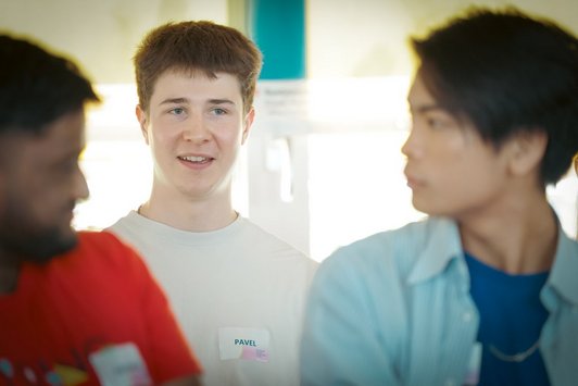 Drei junge Männer sind in Nahaufnahme zu sehen 