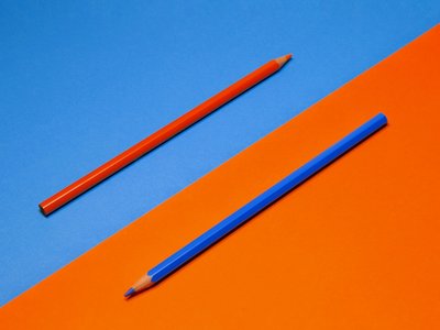 Gegensätze - roter Stift auf blauem Grund, blauer Stift auf rotem Grund
