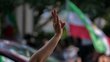 Hand in der Luft vor iranischer Flagge