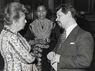Wissenschaftsministerin Herta Firnberg und OeAD-Generalsekretär Ludwig Koller im Gespräch, im Hintergrund eine OeAD-Stipendiatin 