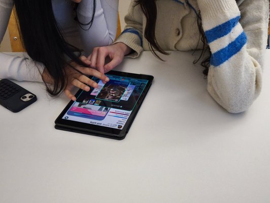 Personen mit Tablet