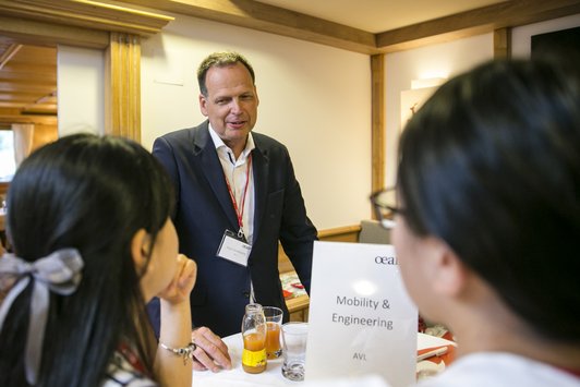 Klaus Denkmayr (AVL List, General Manager Steyr Tech Center) speaks to two students from China.