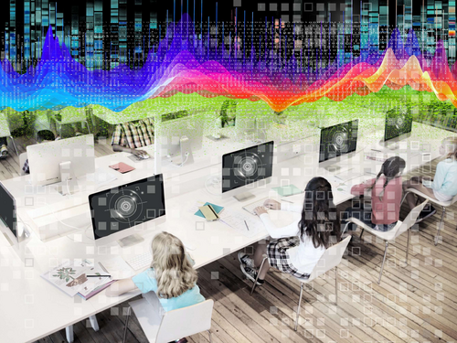 Schülerinnen sitzen vor Computern, über ihnen sind bunte Datengrafiken über das Bild gelegt 