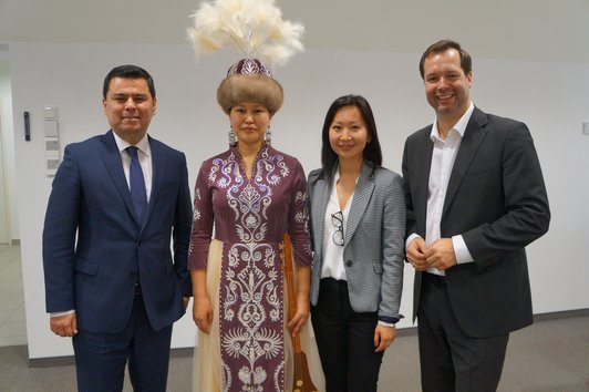 Ganzkörperportrait von Botschafter Sherzod Asadov, Frau Umut Muratbekova, Frau Svetlana Kim und Herrn Stefan Zotti