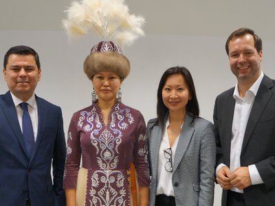 Ganzkörperportrait von Botschafter Sherzod Asadov, Frau Umut Muratbekova, Frau Svetlana Kim und Herrn Stefan Zotti