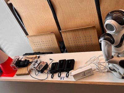Roboter und technische Geräte auf einem Tisch