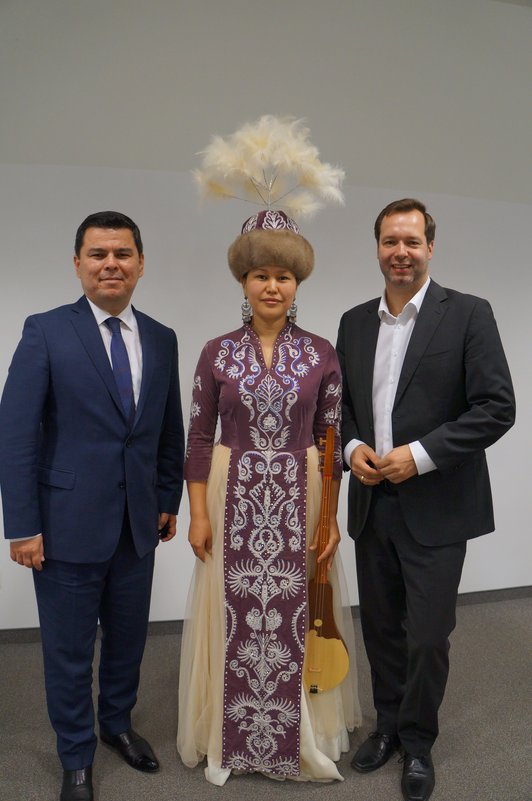 Ganzkörperportrait von Herrn Sherzod Asadov, Frau Umut Muratbekova, Herrn Stefan Zotti 