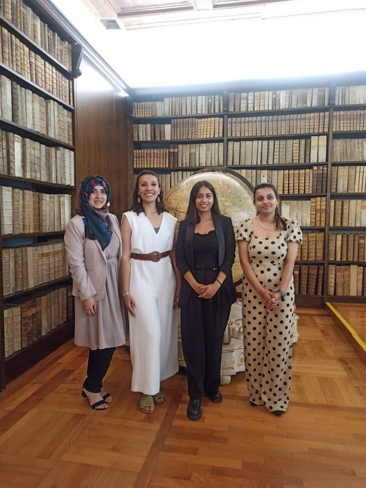 Gruppenfoto in Bibliothek