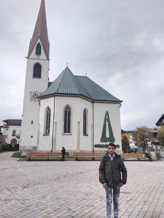 Malik Mubeen vor einer Kirche