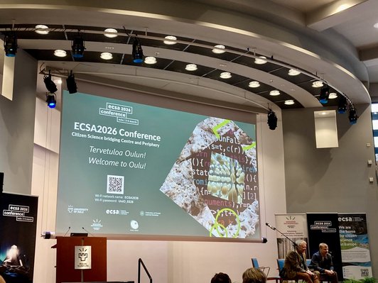 Willkommenspräsentation auf Bühne