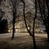 Ein Schloss im Neuschnee mit abendlicher Beleuchtung