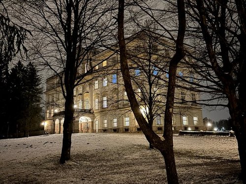 Ein Schloss im Neuschnee mit abendlicher Beleuchtung