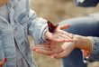 Kleines Mädchen hält einen Schmetterling in der Hand